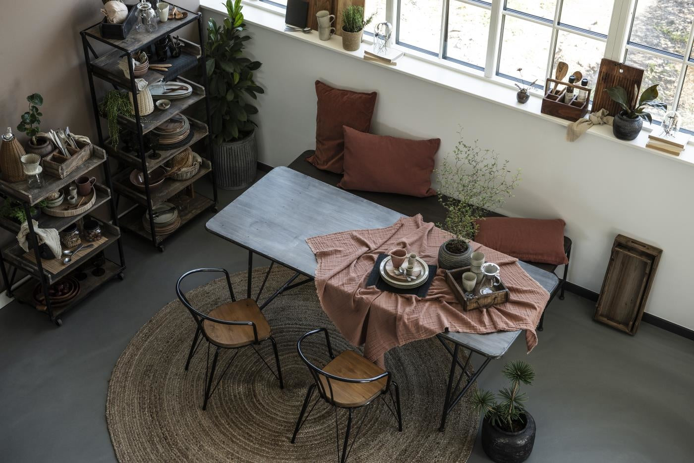 Brick-red doppeltgewebt plaid draped over rustic metal table, adding einzigartig Wohndeko and individueller Stil to cozy. - Plaid doppeltgewebt ziegel