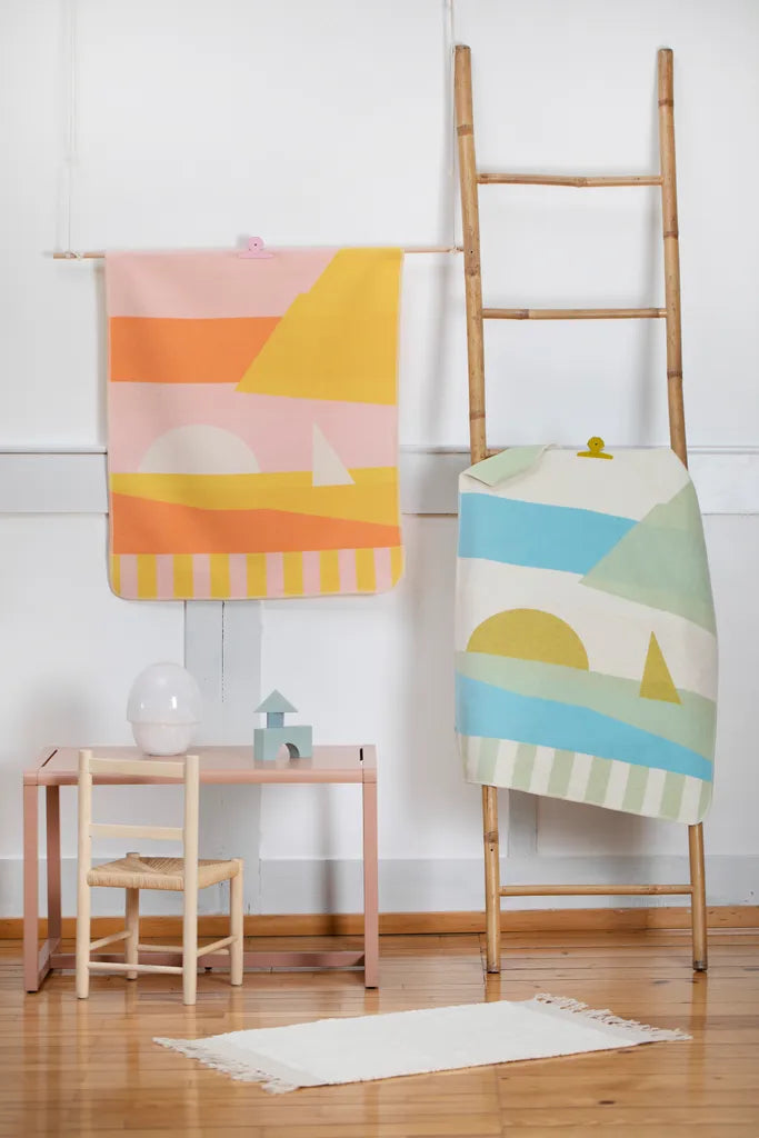 Soft cotton baby blanket with abstract pastel shapes in green, blue, yellow, and pink, showcasing einzigartig design perfect . - JUWEL Babydecke Abstrakt hellgrün