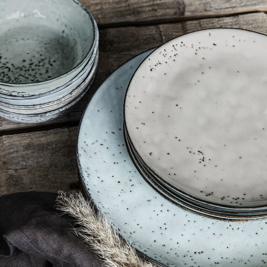 Rustic ceramic white speckled plates and bowls showcasing einzigartig Wohndeko for individueller Stil and Lieblingsstücke. - Essteller Rustic