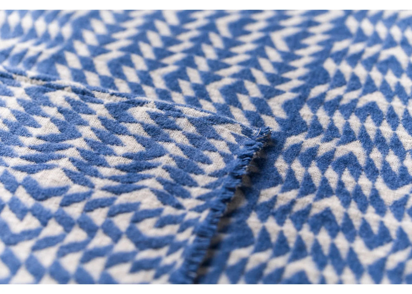 Blue and white abstract patterned linen throw with border, uniquely textured for individual style and cozy home decor. - LINO Leinendecke Bordüre Marine