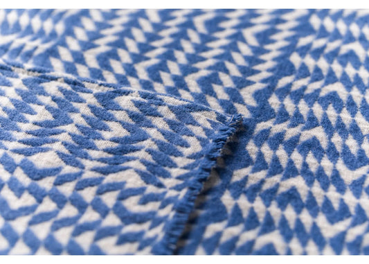 Blue and white abstract patterned linen throw with border, uniquely textured for individual style and cozy home decor. - LINO Leinendecke Bordüre Marine