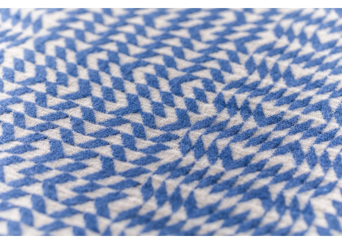 Blue and white linen fabric with abstract border pattern, einzigartig Wohndeko for individueller Stil and Lieblingsstücke. - LINO Leinendecke Bordüre Marine
