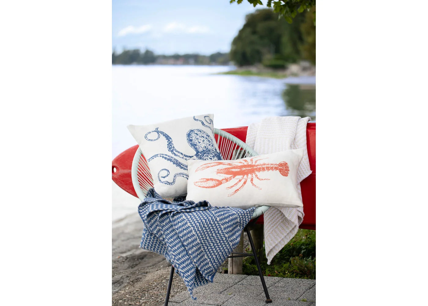 Blue and white patterned linen throw with abstract marine motifs, perfect for unique home decor and individual style. - LINO Leinendecke Bordüre Marine