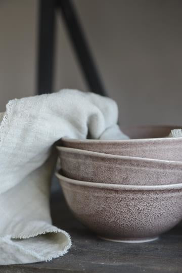 Stacked textured plum-toned ceramic bowls with a white linen cloth, ideal for einzigartig Wohndeko and individueller Stil. - Müslischale Plum Dunes