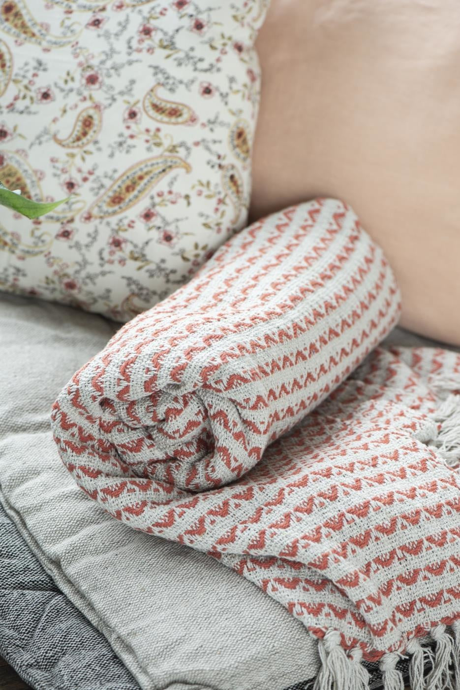 Rolled plaid blanket in creme and sunset shades on textured gray cushion, unique Wohndeko for individueller Stil and. - Plaid creme/sunset Muster