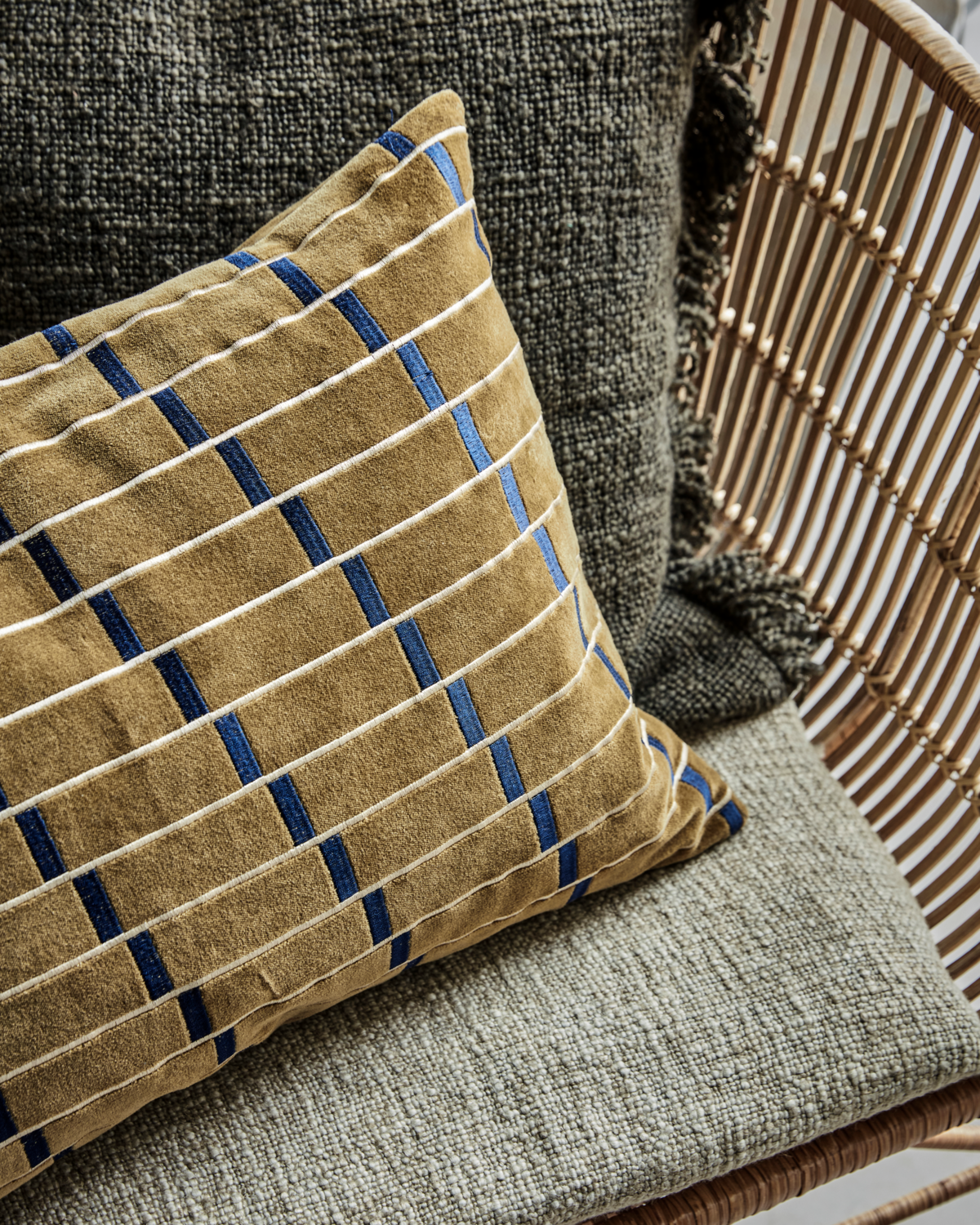 Amber cushion cover in velvet with blue stripes, unique Wohndeko for individueller Stil and Lieblingsstücke für dein Zuhause. - Cushion Cover Gona Amber