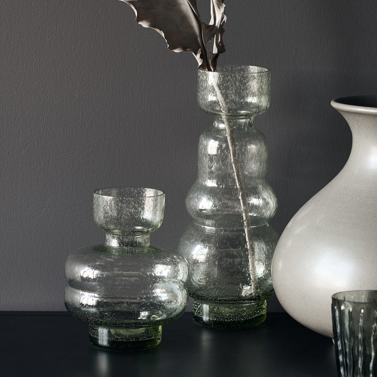 Two green glass vases with bubble texture, unique Wohndeko adding individueller Stil and Lieblingsstücke für dein Zuhause. - Vase Organi green