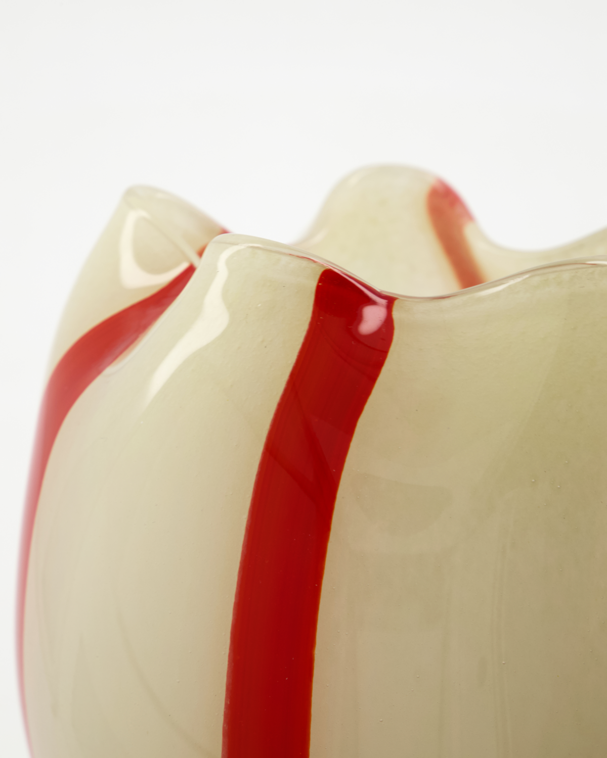 Curved white and red glass tealight holder with unique shape, perfect for individueller Stil and Wohndeko. - Tealight Holder Gula White-Red