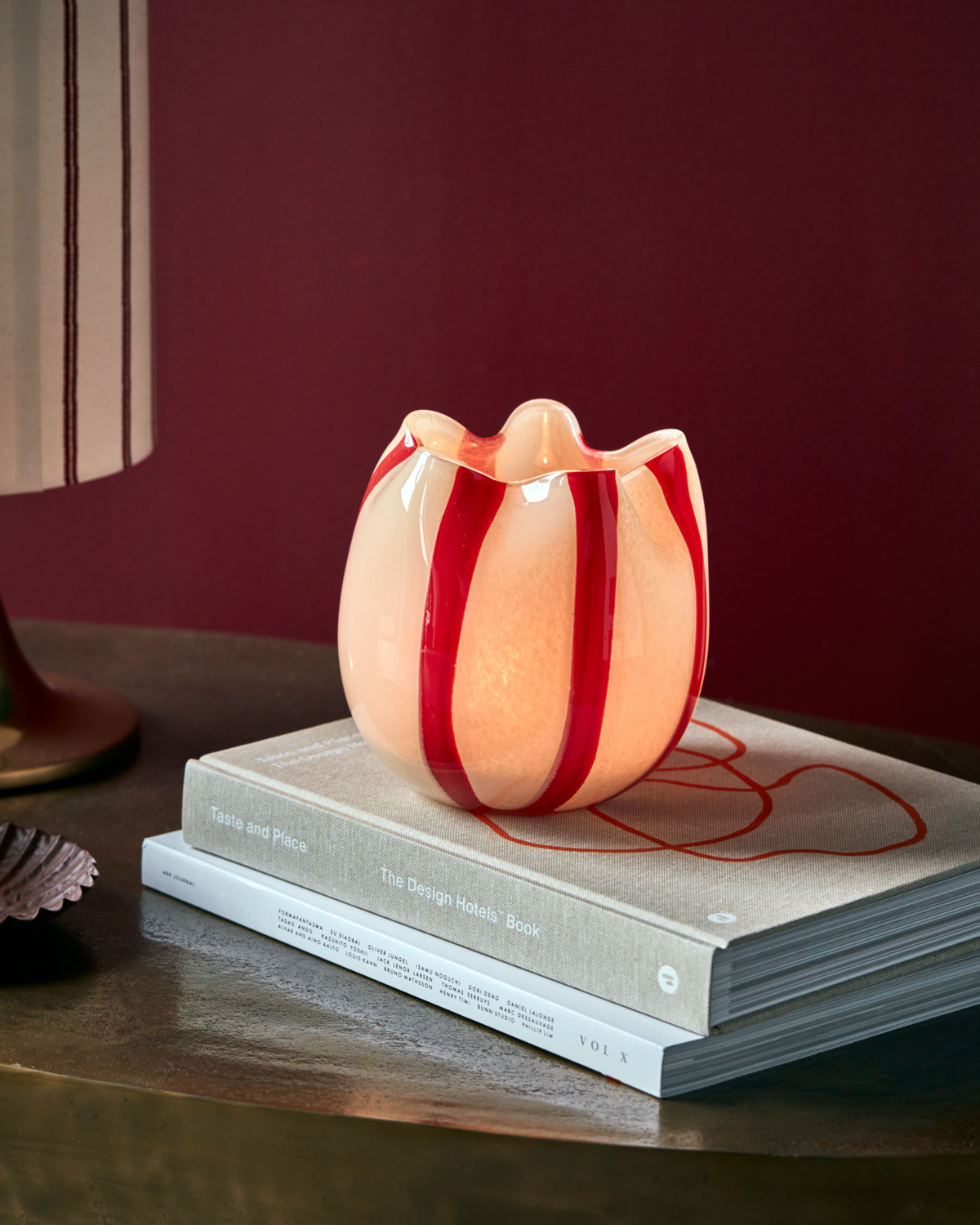 White glass tealight holder with bold red stripes, unique design adding individueller Stil to your Wohndeko. - Tealight Holder Gula White-Red