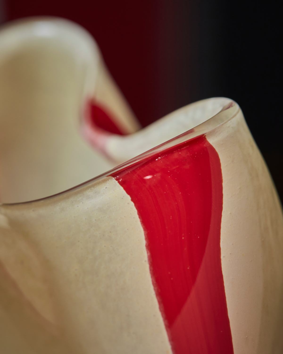 Curved white glass tealight holder with bold red stripe, einzigartig Wohndeko for individueller Stil. - Tealight Holder Gula White-Red