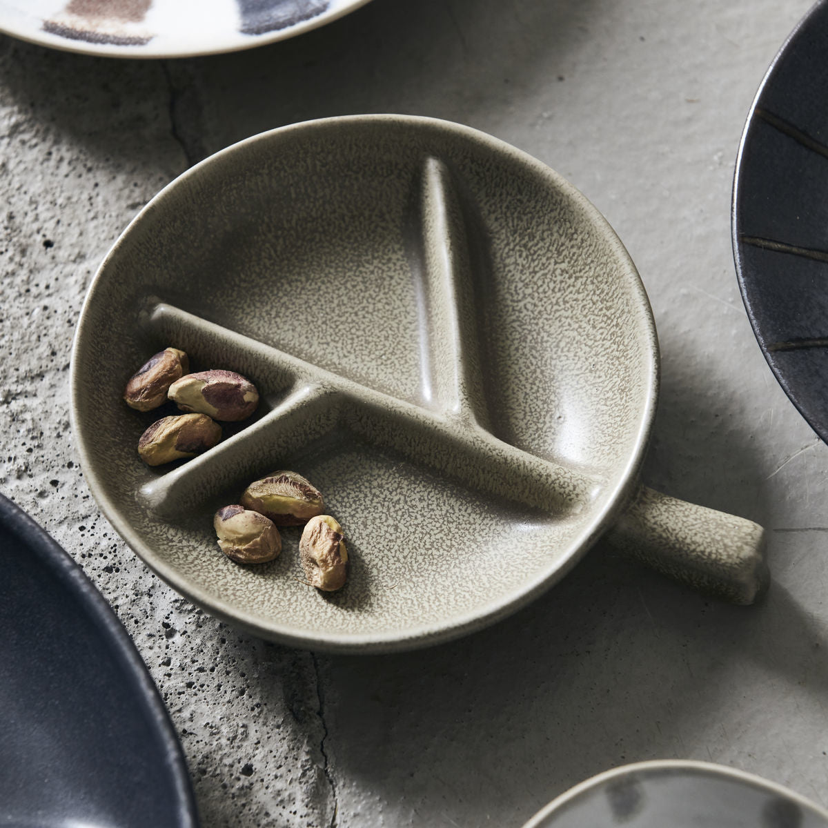 Green ceramic divided plate with handle, textured surface, einzigartig Wohndeko for individueller Stil and Lieblingsstücke. - Plate Branch green