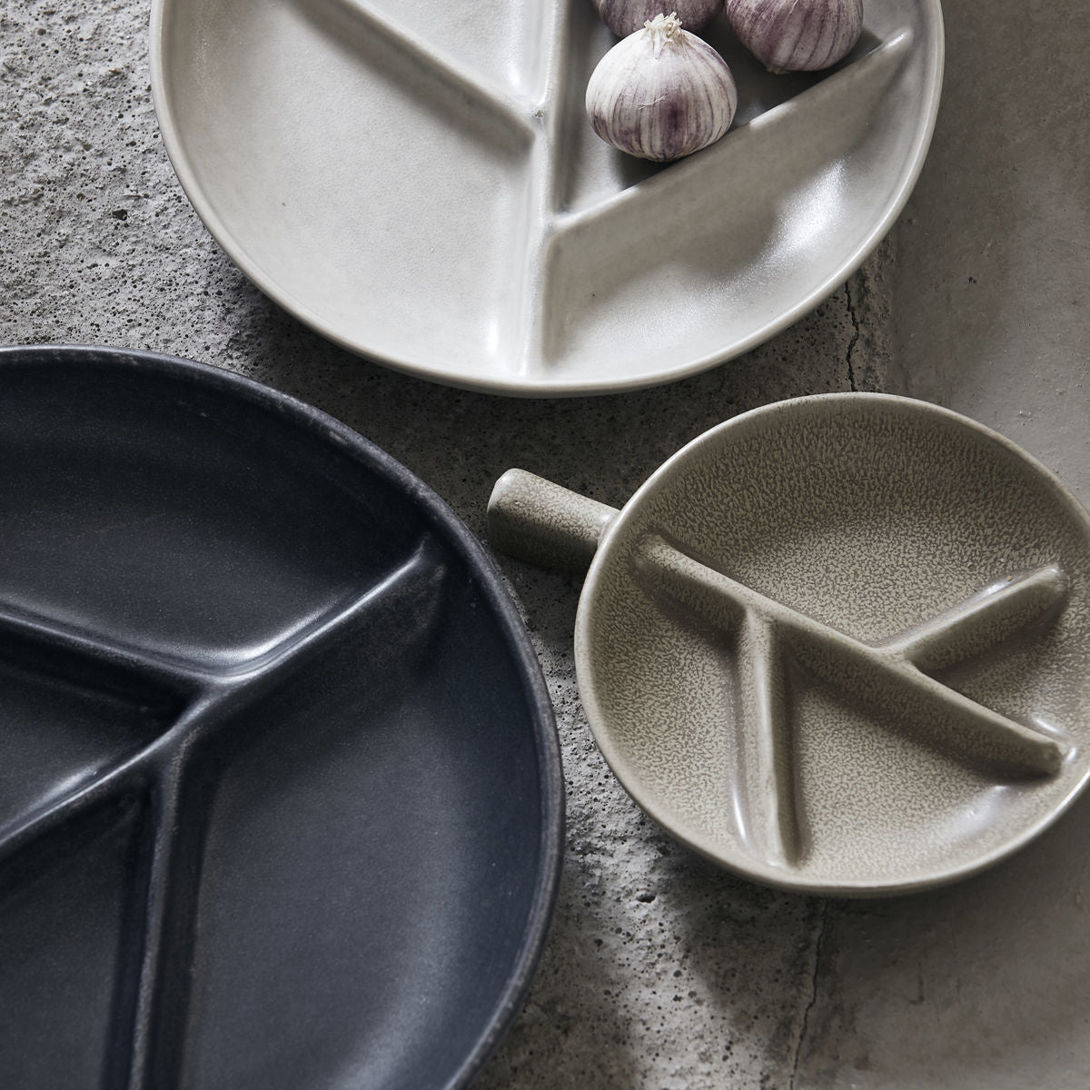 Set of three uniquely designed plates in green, beige, and black with branch-inspired dividers, perfect for individueller. - Plate Branch green