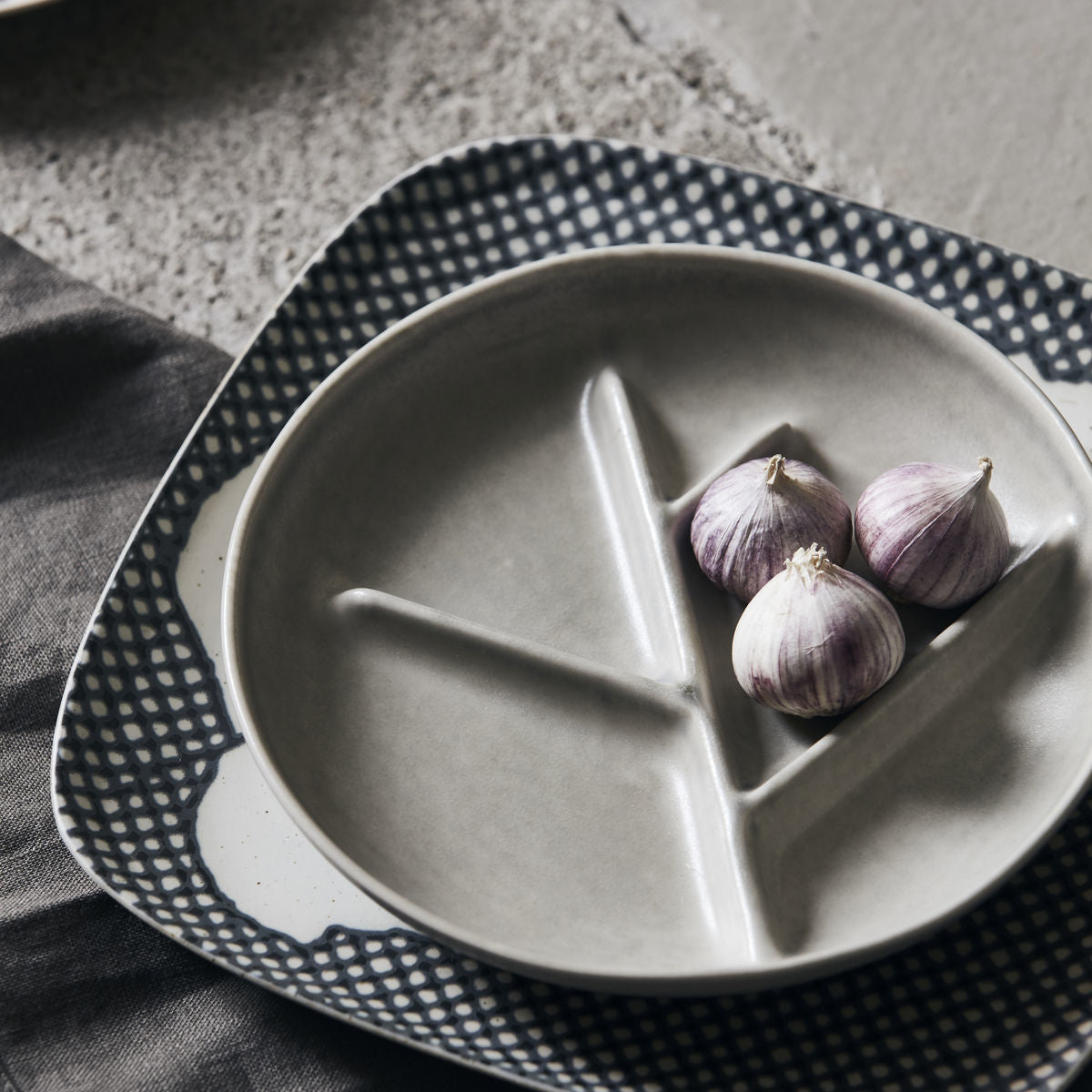 Grey ceramic plate with branch-shaped divider, unique Wohndeko for individueller Stil and Lieblingsstücke für dein Zuhause. - Plate Branch grey