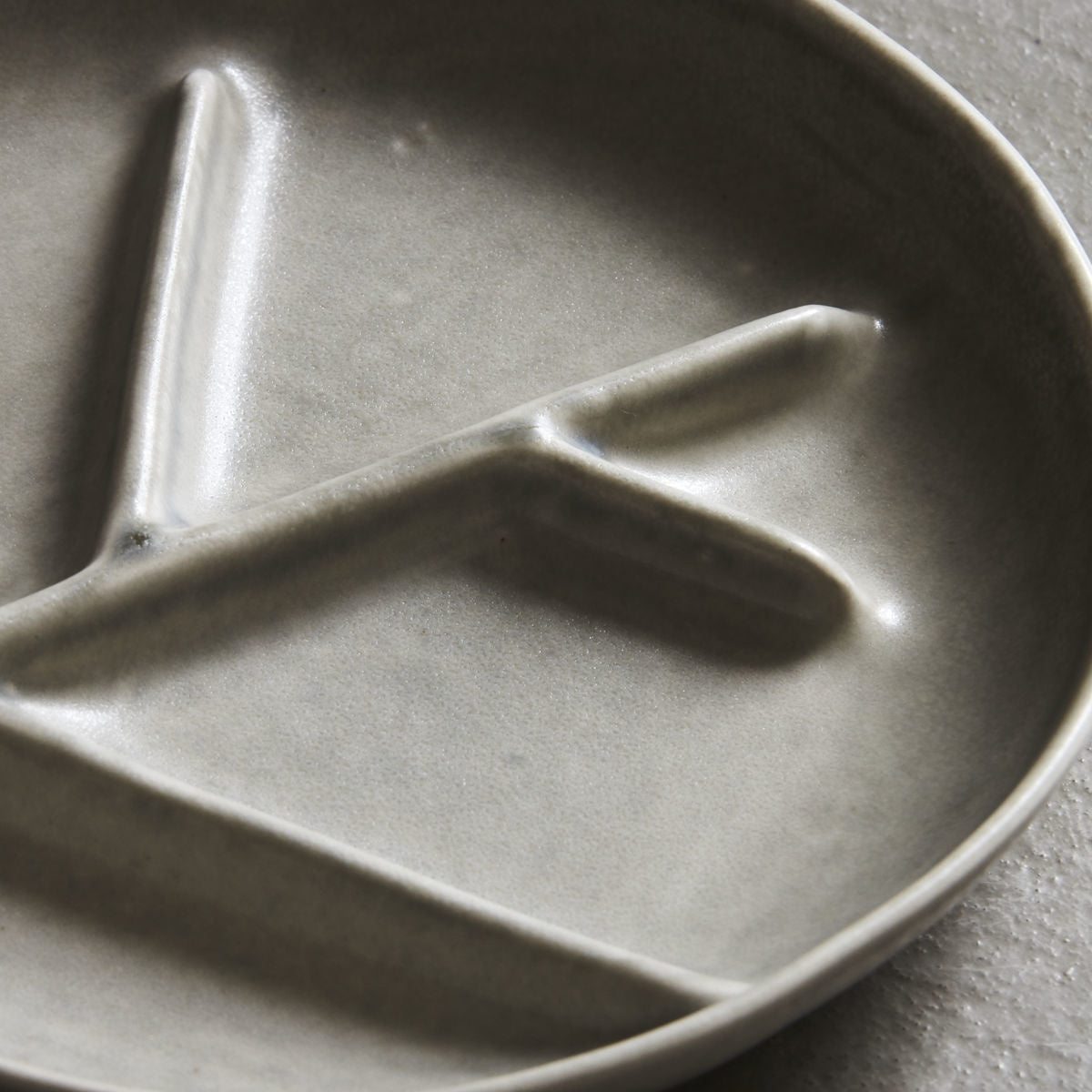 Grey ceramic plate with raised branch design, einzigartig Wohndeko for individueller Stil. - Plate Branch grey