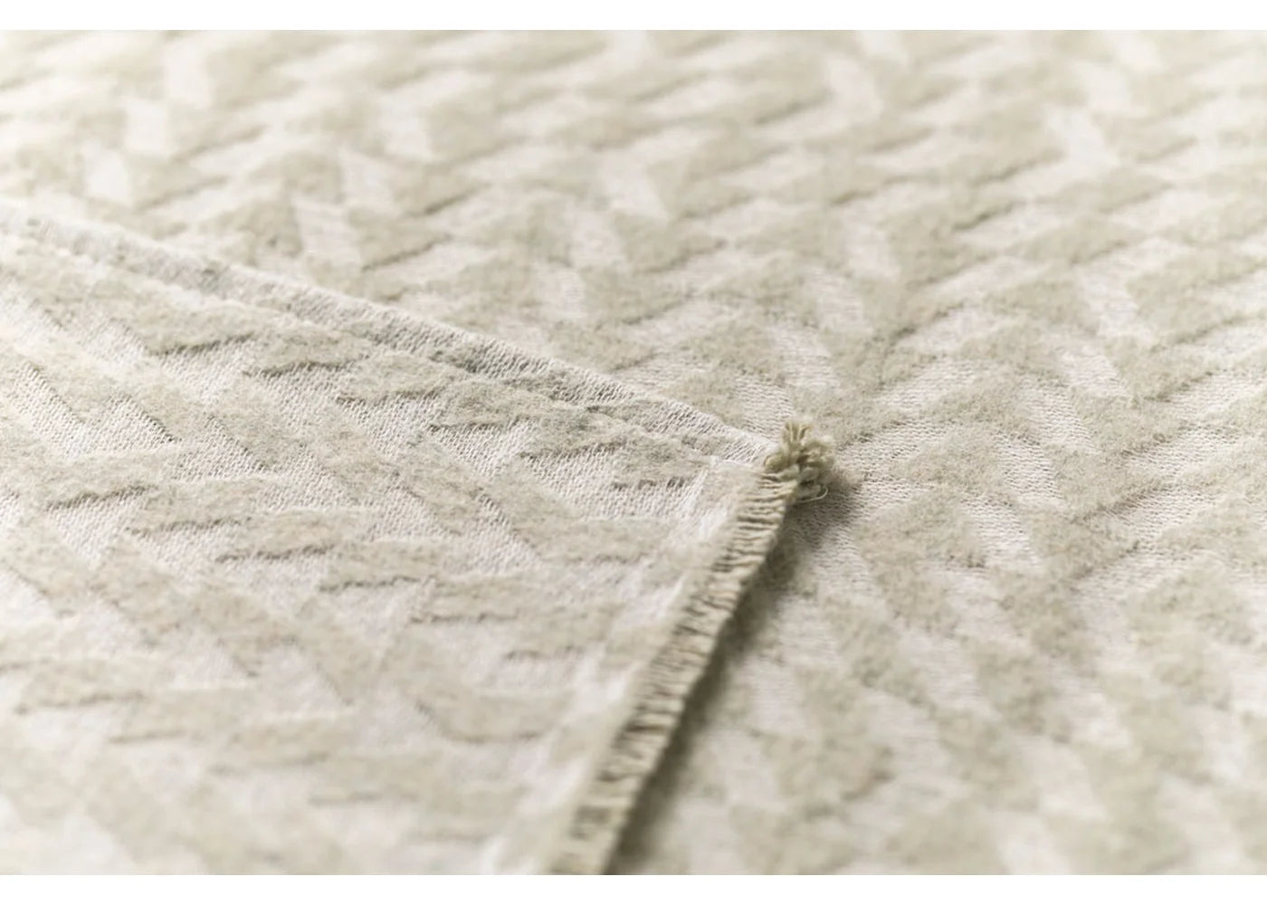 Soft cotton plaid in muted sage green with subtle geometric pattern, unique Wohndeko for an individual style and favorite. - RIVA Plaid Flächenmuster Salbei