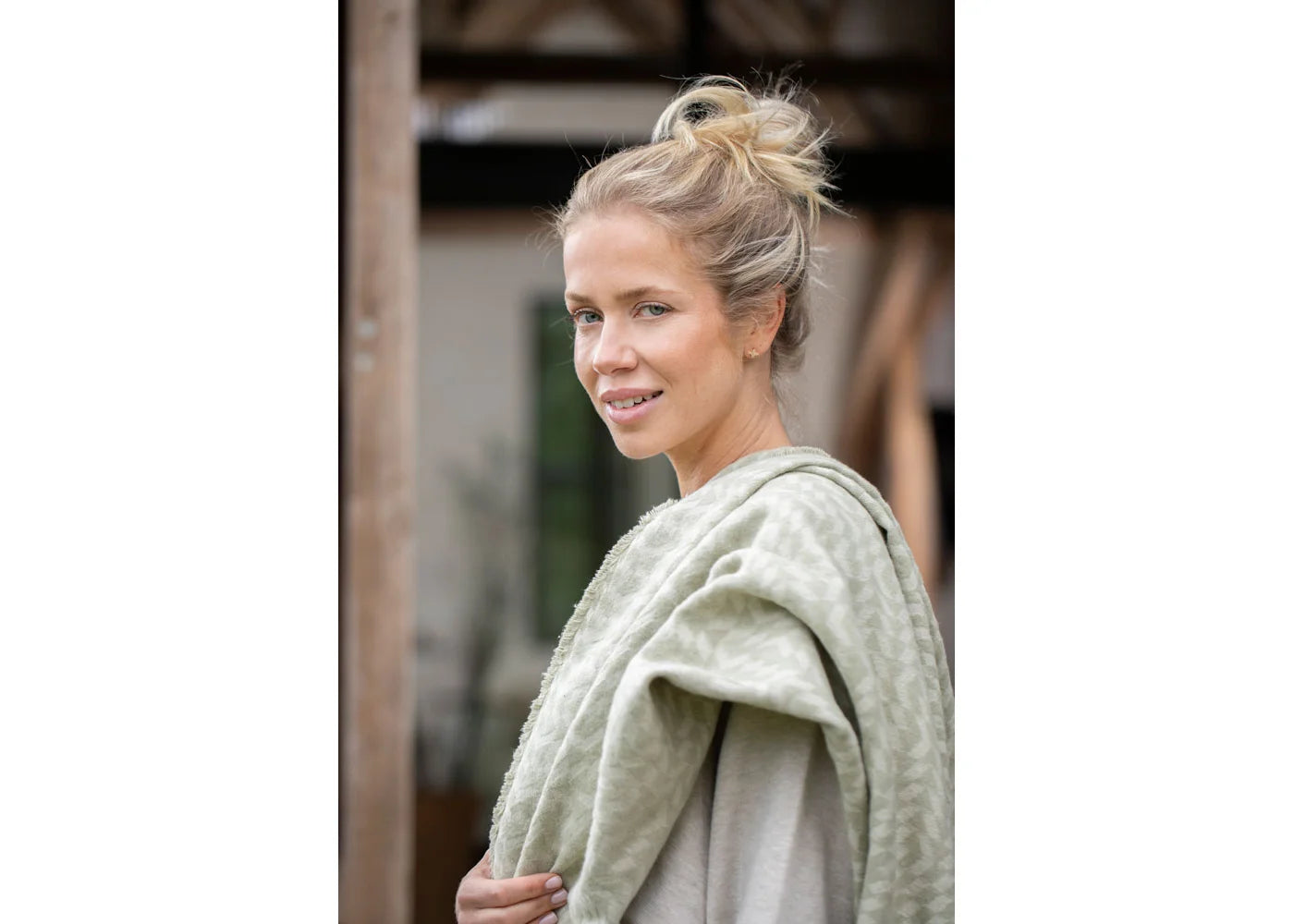 Soft sage green plaid cotton throw draped over shoulder, perfect for individueller Stil and Wohndeko, einzigartig. - RIVA Plaid Flächenmuster Salbei