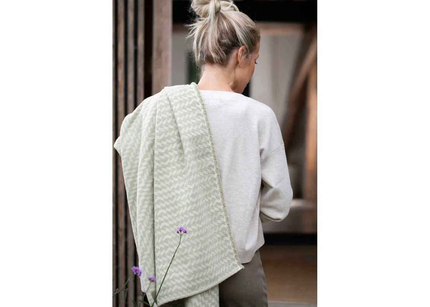 Soft sage green plaid cotton throw draped over shoulder, unique Wohndeko for individual style and favorite home pieces. - RIVA Plaid Flächenmuster Salbei