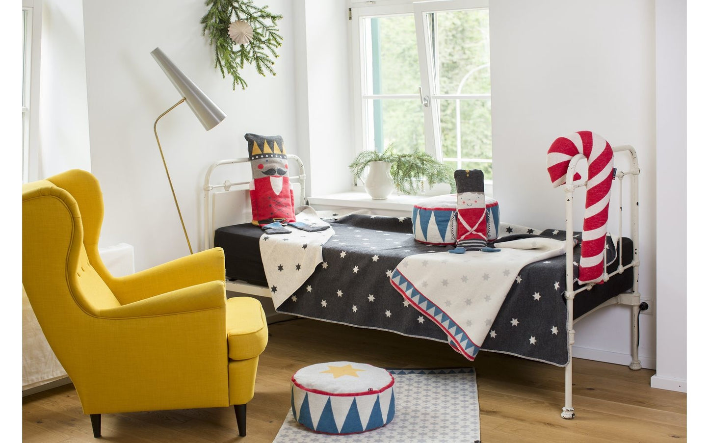 Black and white polka dot blanket with nutcracker doll design draped over metal bedframe, unique Wohndeko and individueller. - JUWEL Decke in der Puppe Zinnsoldat