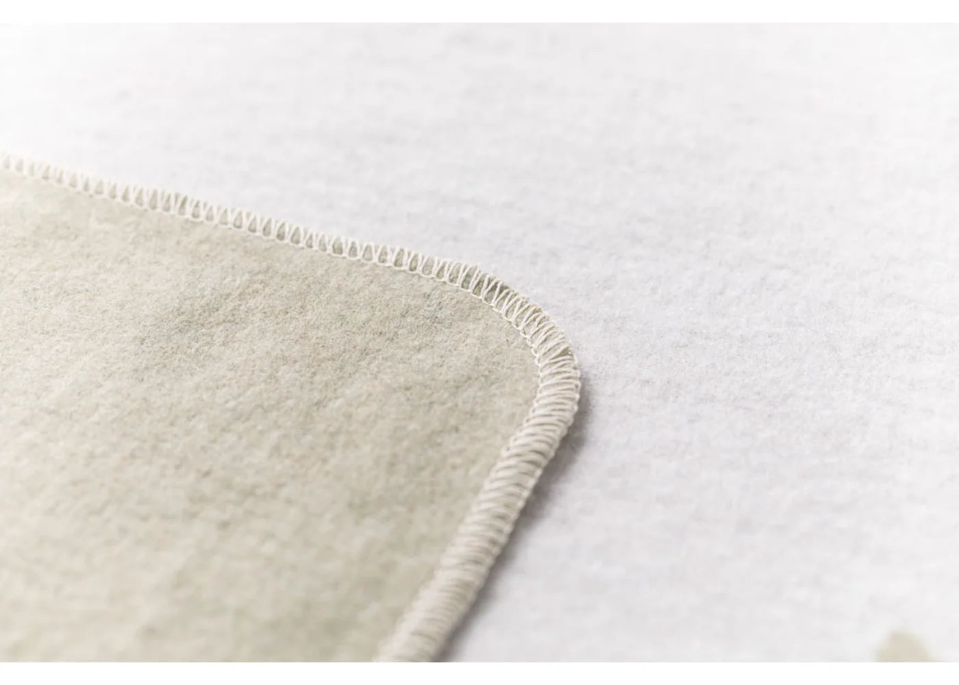 Soft green cotton flannel blanket with delicate floral stitching, einzigartig Wohndeko for individueller Stil and. - SILVRETTA Flanelldecke Blumen Salbei