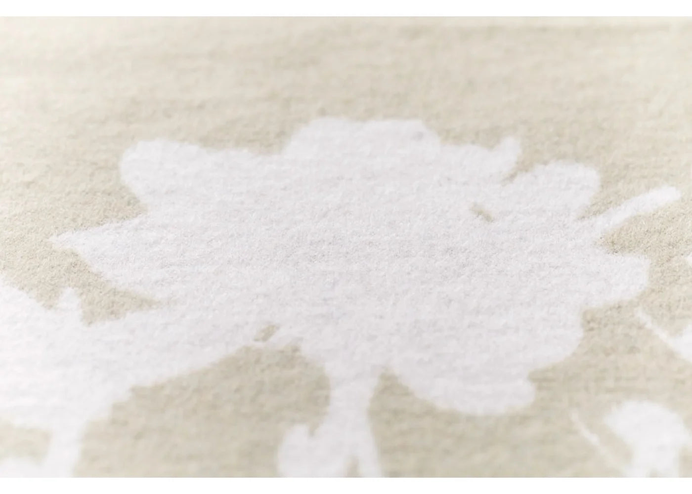 Green flannel blanket with soft cotton texture and white floral pattern, unique Wohndeko for individueller Stil and. - SILVRETTA Flanelldecke Blumen Salbei