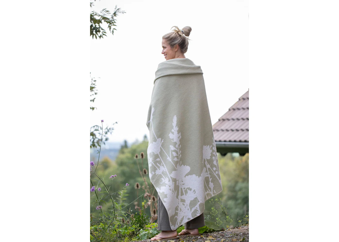Soft green floral flannel blanket wrapped around woman, einzigartig Wohndeko for individueller Stil and Lieblingsstücke für. - SILVRETTA Flanelldecke Blumen Salbei