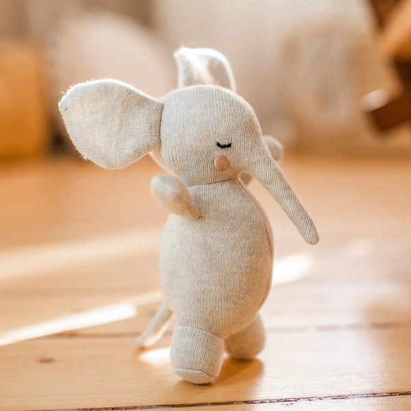 Soft beige organic cotton elephant baby rattle with unique design, perfect Wohndeko and Lieblingsstücke für dein Zuhause. - Babyrassel Elefant