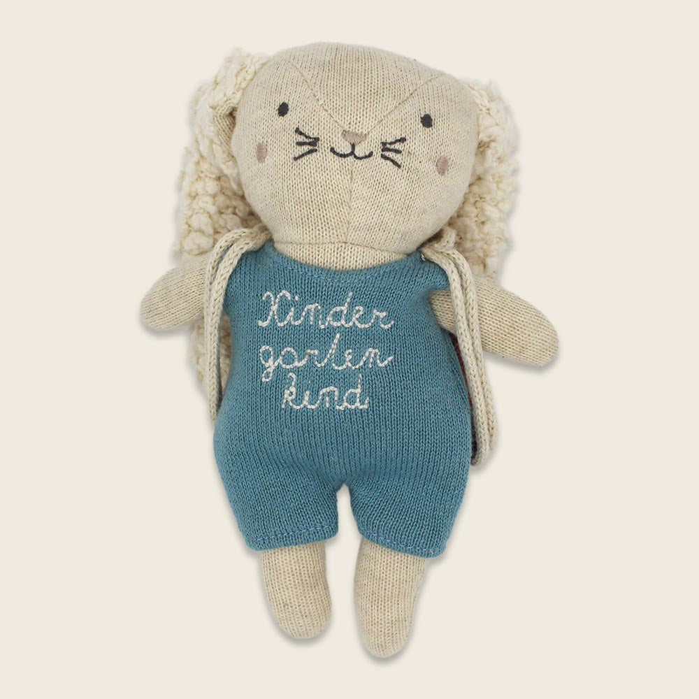 Soft beige bunny plush with curly ears and teal knitted romper, unique design for individual style and cozy home decor. - Hase Kindergartenkind mit Rucksack