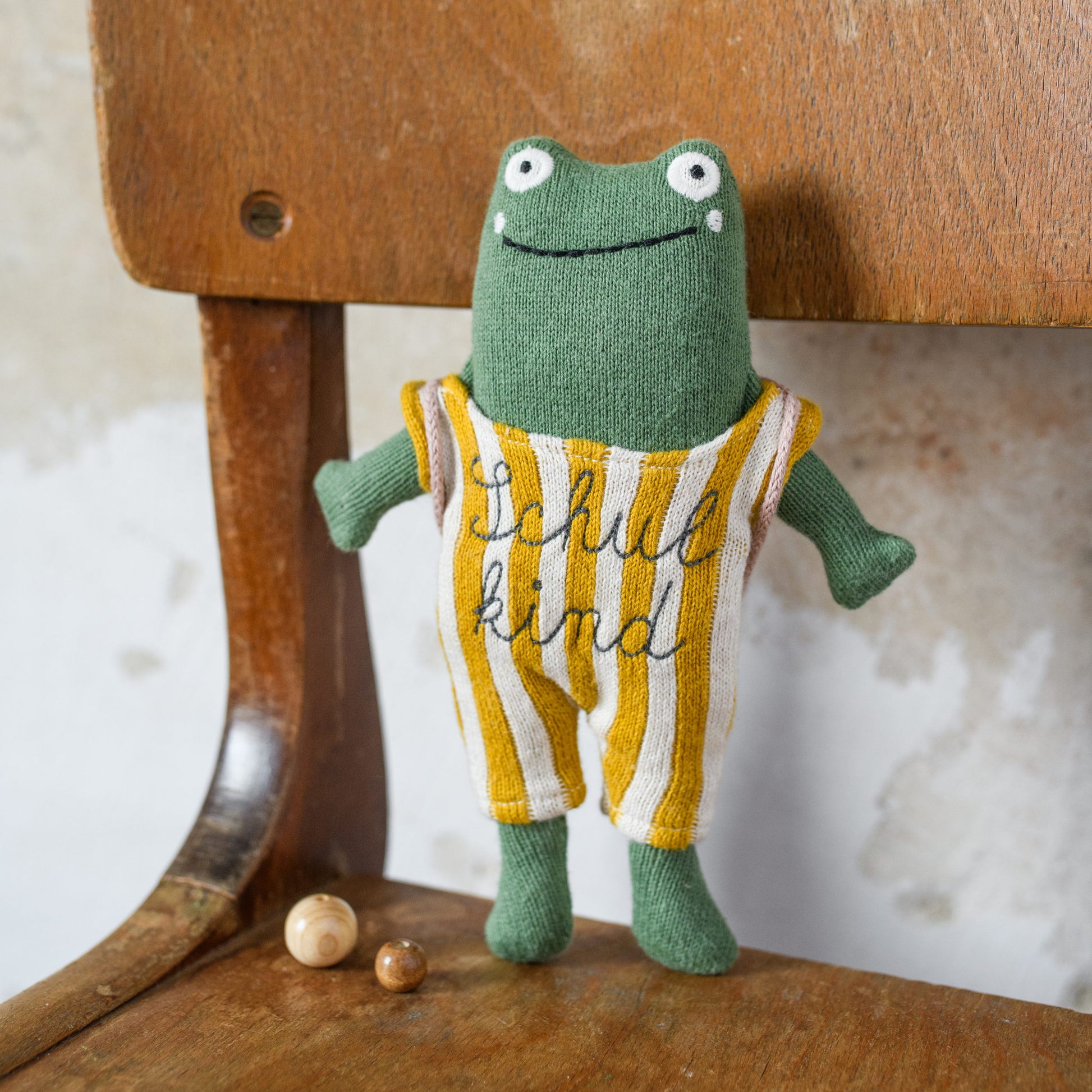 Green frog plush with schoolbag wearing striped yellow and white outfit, einzigartig Wohndeko for individueller Stil and. - Frosch Schulkind grün mit Schultasche