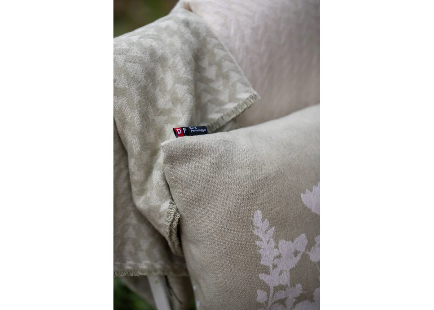 Light green cotton cushion cover with delicate floral pattern, unique Wohndeko for individual style and favorite home accents. - PORTO Kissenhülle Blumen lindgrün