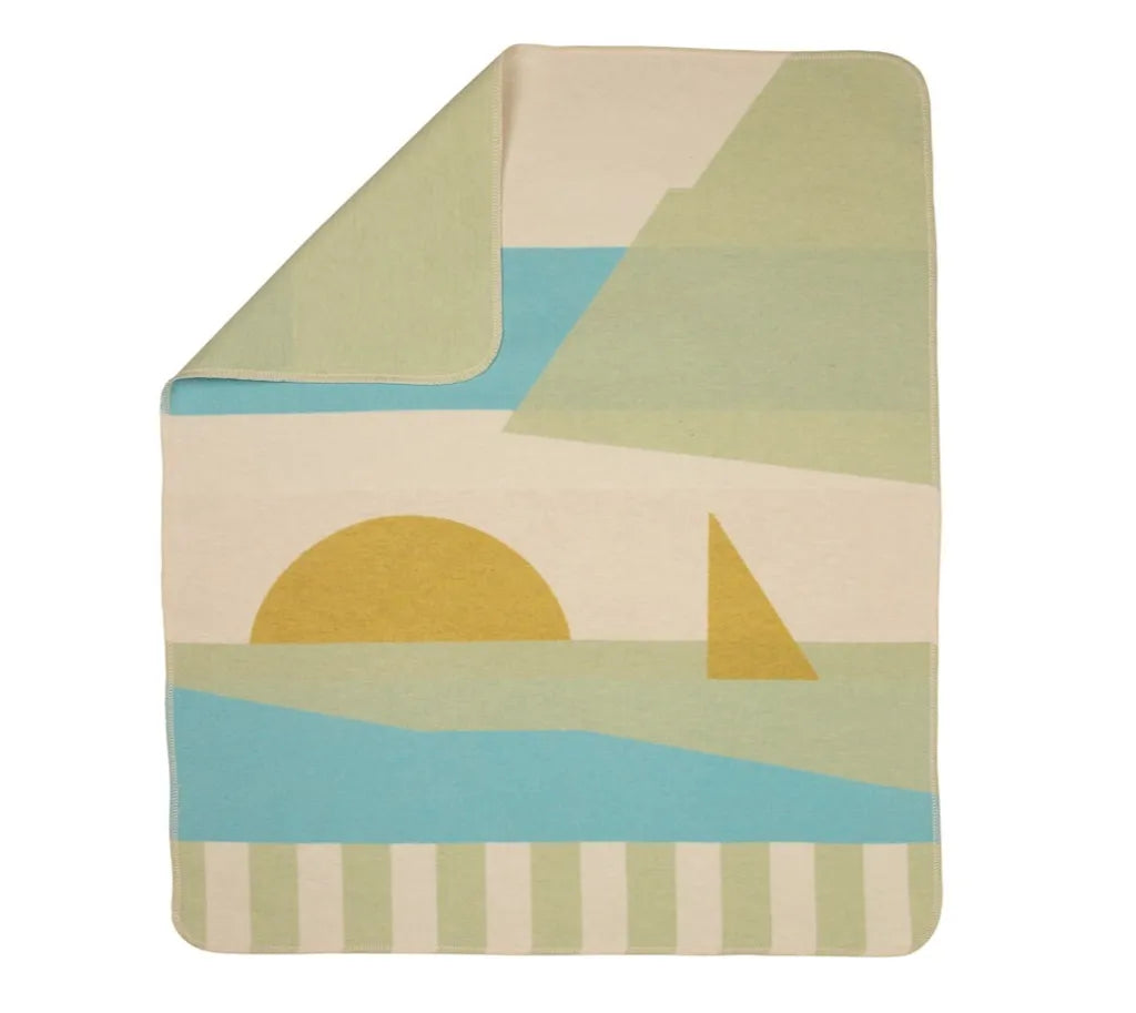 Soft cotton baby blanket in light green with abstract sun and sailboat design, einzigartig Wohndeko for an individueller. - JUWEL Babydecke Abstrakt hellgrün