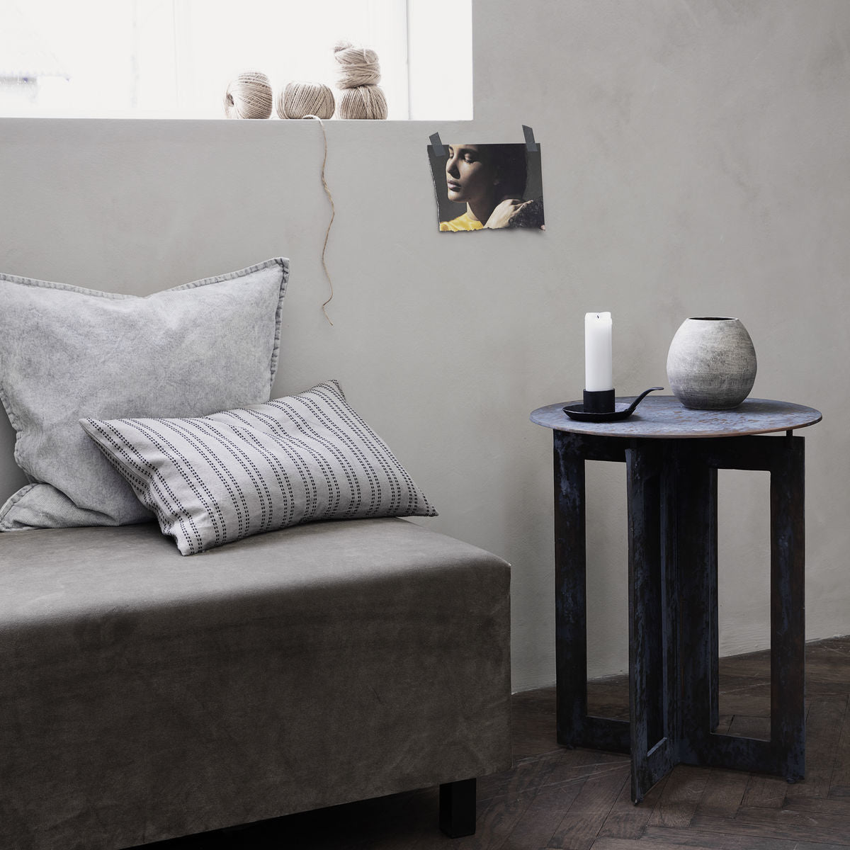 Grey pillowcase with subtle texture on a sofa, enhancing einzigartig Wohndeko and individueller Stil for favorite home pieces. - Pillowcase Additional Grey