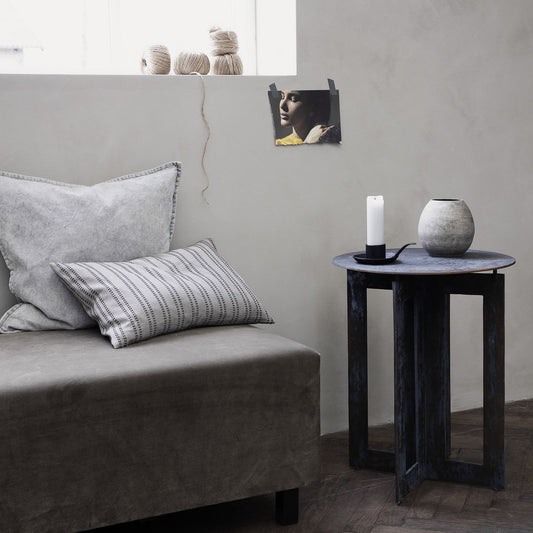 Grey pillowcase with subtle texture on a sofa, enhancing einzigartig Wohndeko and individueller Stil for favorite home pieces. - Pillowcase Additional Grey