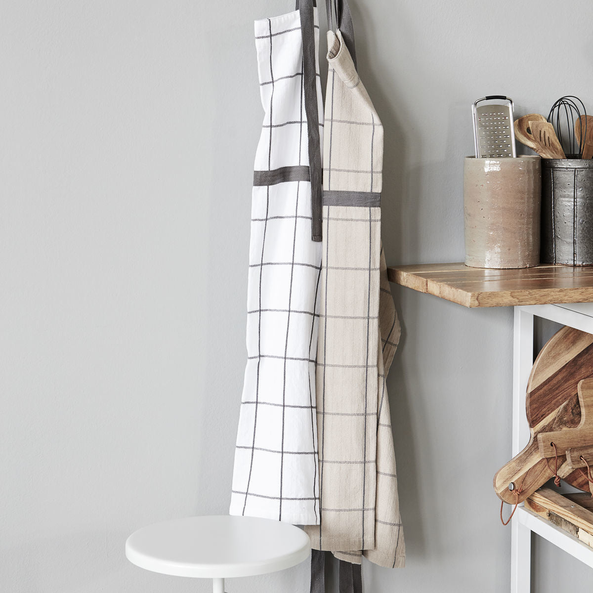 Sand-colored apron with black grid pattern and adjustable dark straps, unique Wohndeko for an individueller Stil and. - Apron Opa Sand, one size