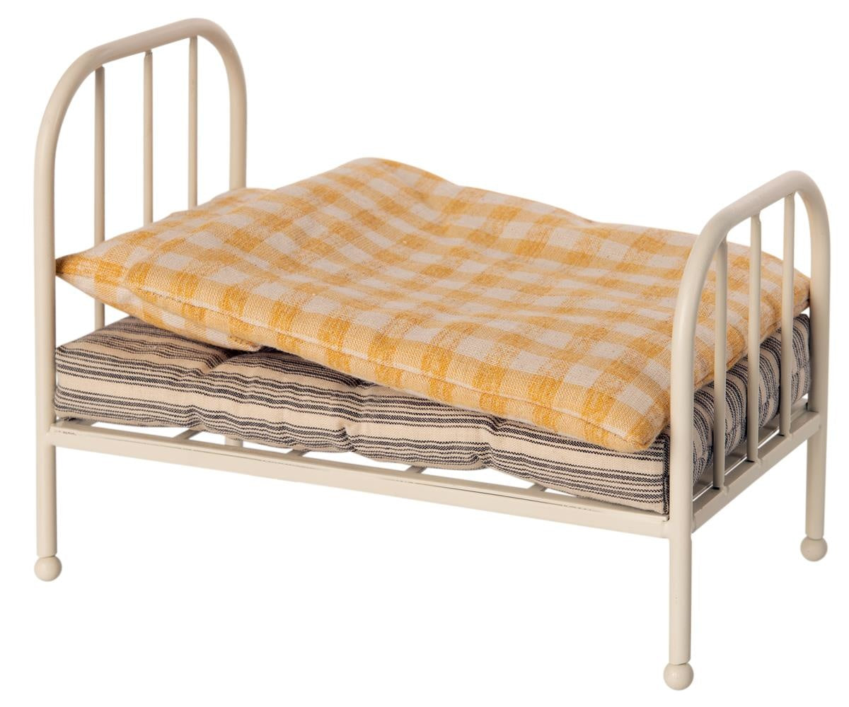 Vintage junior bed with cream metal frame and checkered yellow bedding, einzigartig Wohndeko for individueller Stil and. - Vintage Bed Teddy Junior