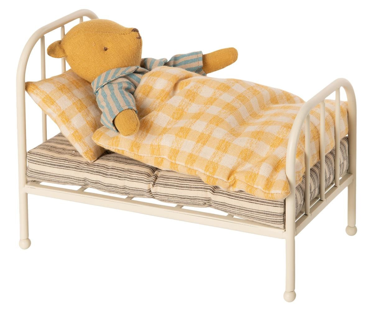 Vintage-style white metal bed with checkered yellow bedding and a small teddy bear, einzigartig Wohndeko for individueller. - Vintage Bed Teddy Junior