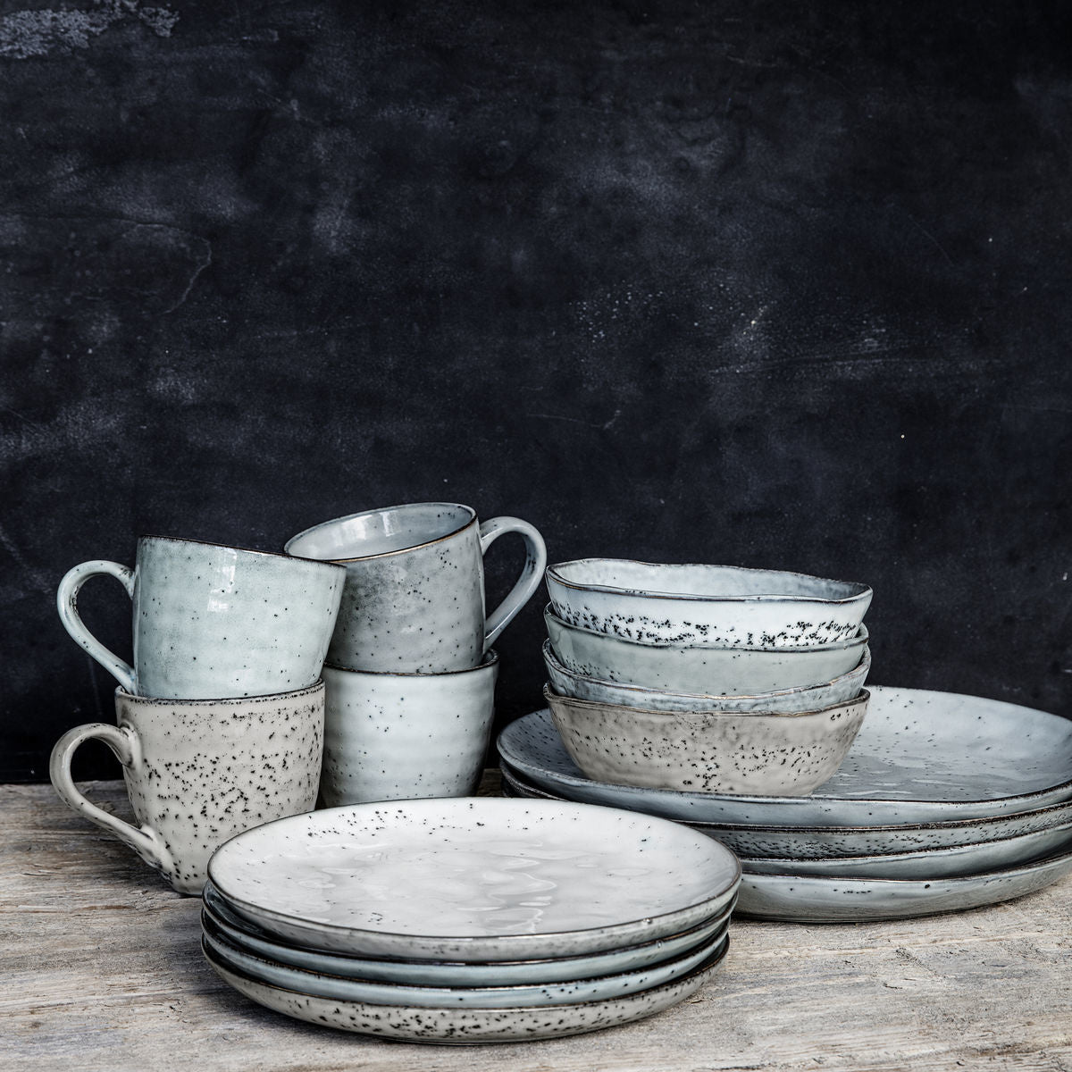 Set of rustic ceramic plates and mugs with speckled glaze, showcasing einzigartig Wohndeko and individueller Stil as. - Essteller Rustic