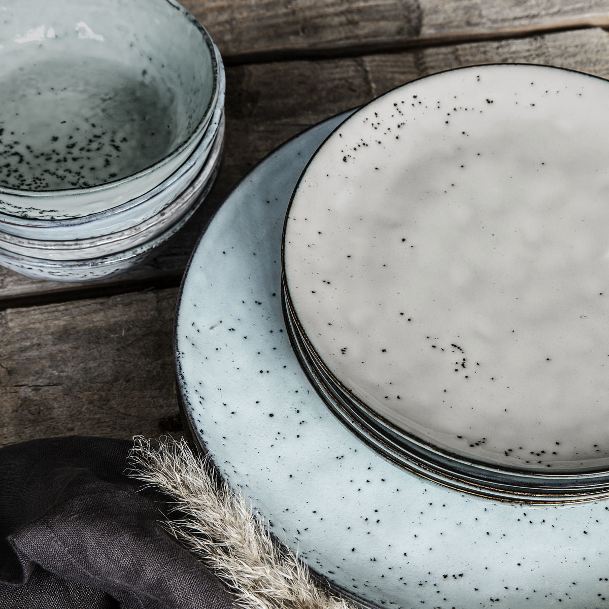 Rustic ceramic cake plates in muted tones with speckled glaze, einzigartig Wohndeko for individueller Stil. - Kuchenteller Rustic
