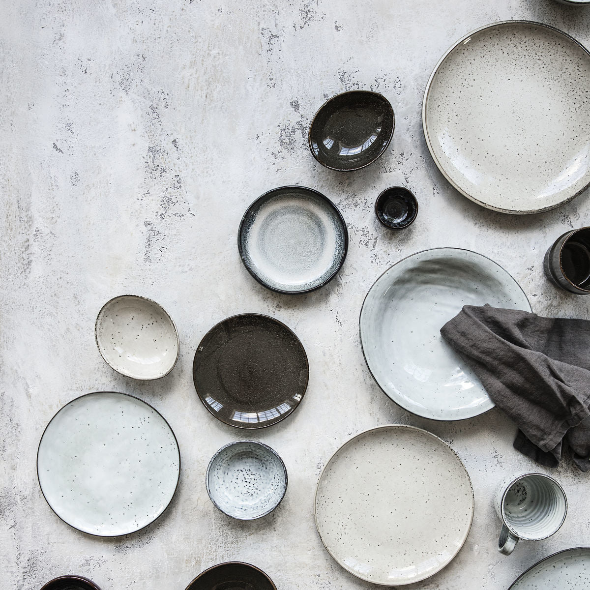 Set of rustic ceramic plates and bowls in neutral tones, einzigartig Wohndeko with individueller Stil, Lieblingsstücke für. - Kuchenteller Rustic