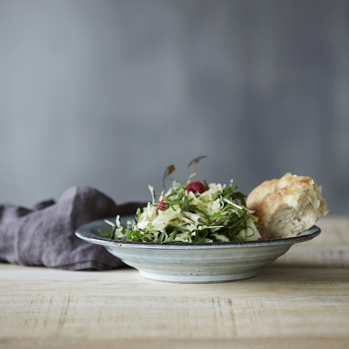 Rustic ceramic bowl with fresh salad and bread roll, einzigartig Wohndeko for individueller Stil and Lieblingsstücke für. - Suppenteller/Schüssel Rustic
