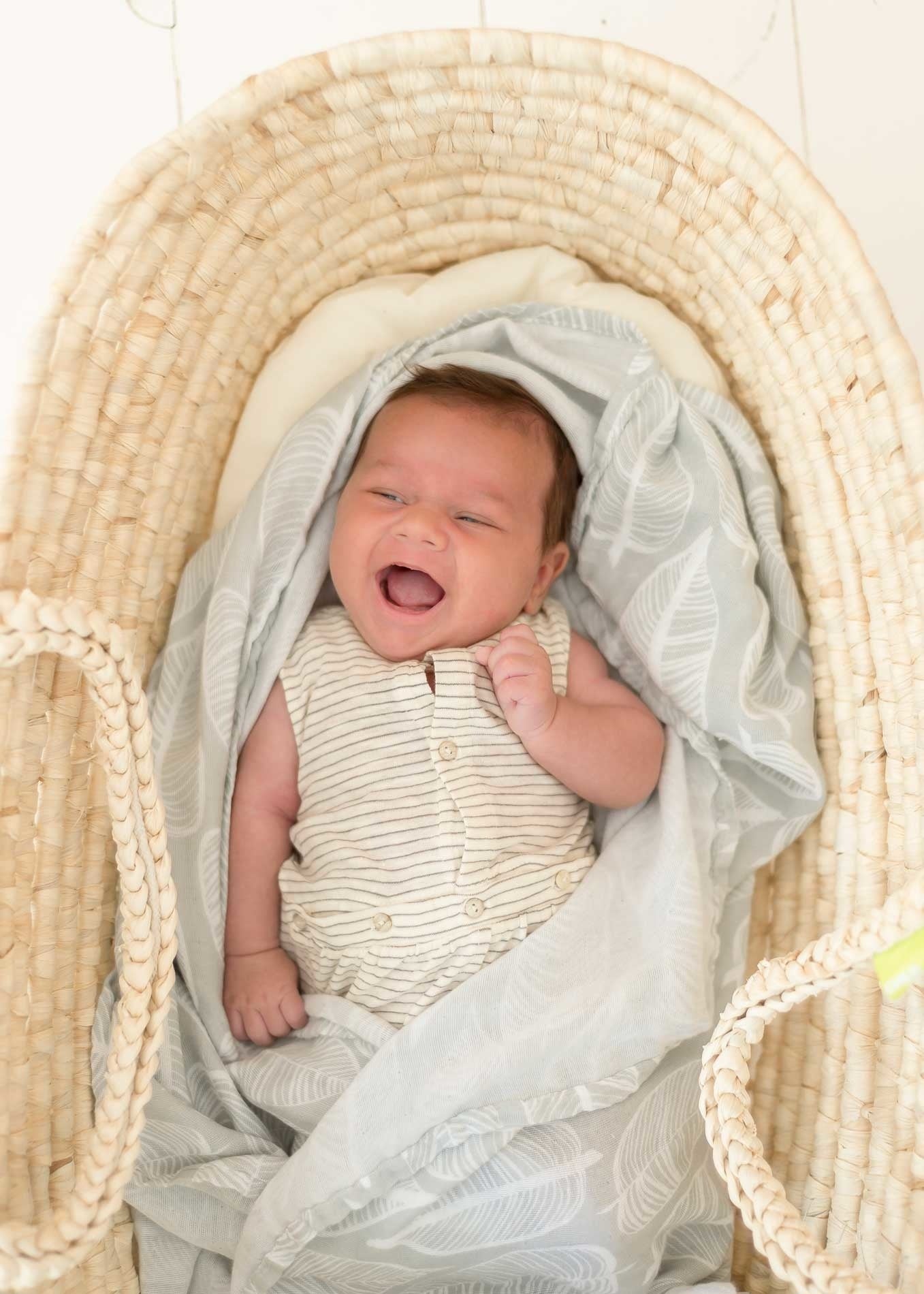 Soft warm grey swaddle with subtle leaf pattern in cozy woven basket, einzigartig Wohndeko style for dein Zuhause. - Swaddle 120x120 Beleaf Warm grey