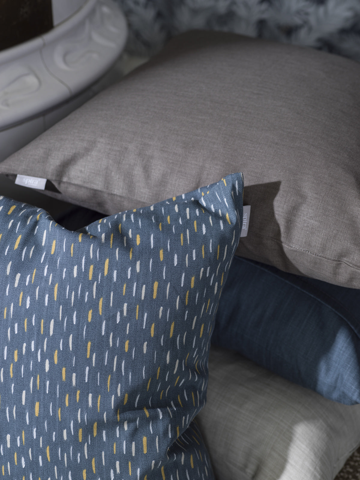 Blue cushion cover with abstract dotted pattern, soft fabric enhancing einzigartig Wohndeko and individueller Stil. - ART Cushion Cover blue 50