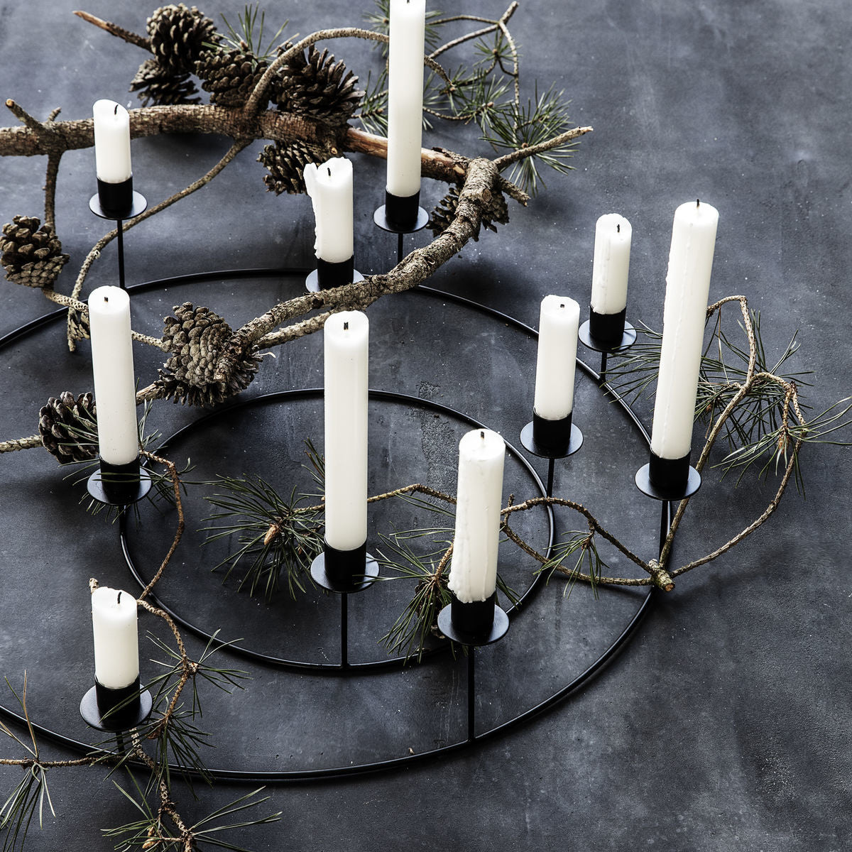 Black metal candle stand ring holding twelve white candles, einzigartig Wohndeko with individueller Stil for Lieblingsstücke . - Candle Stand Ring Black