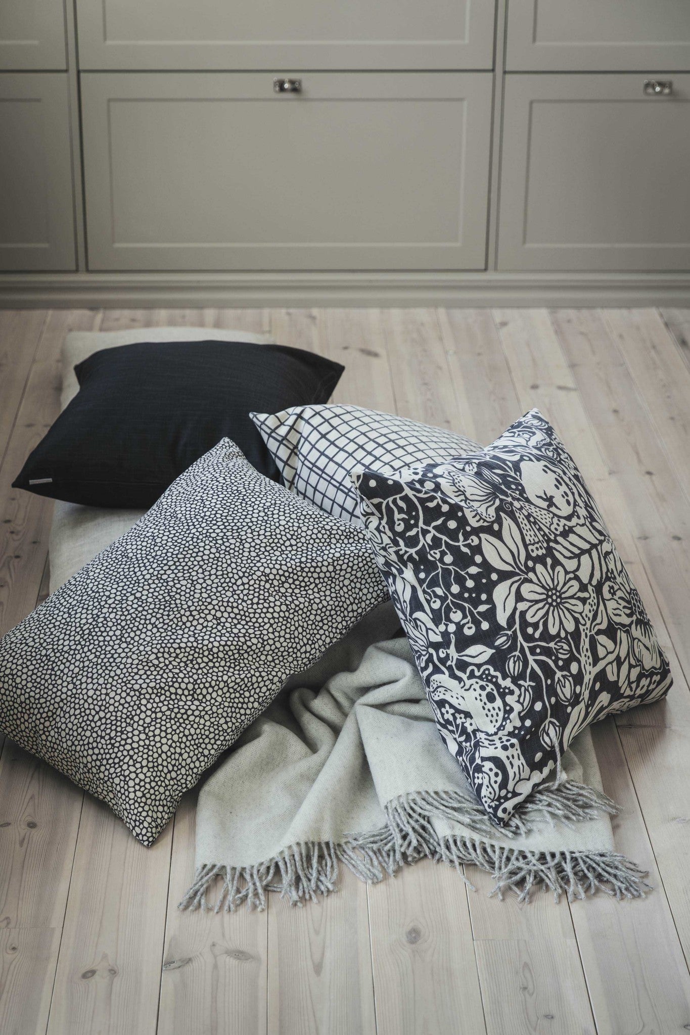 ÄPPELPÄPPEL Cushion Cover asfalt 50