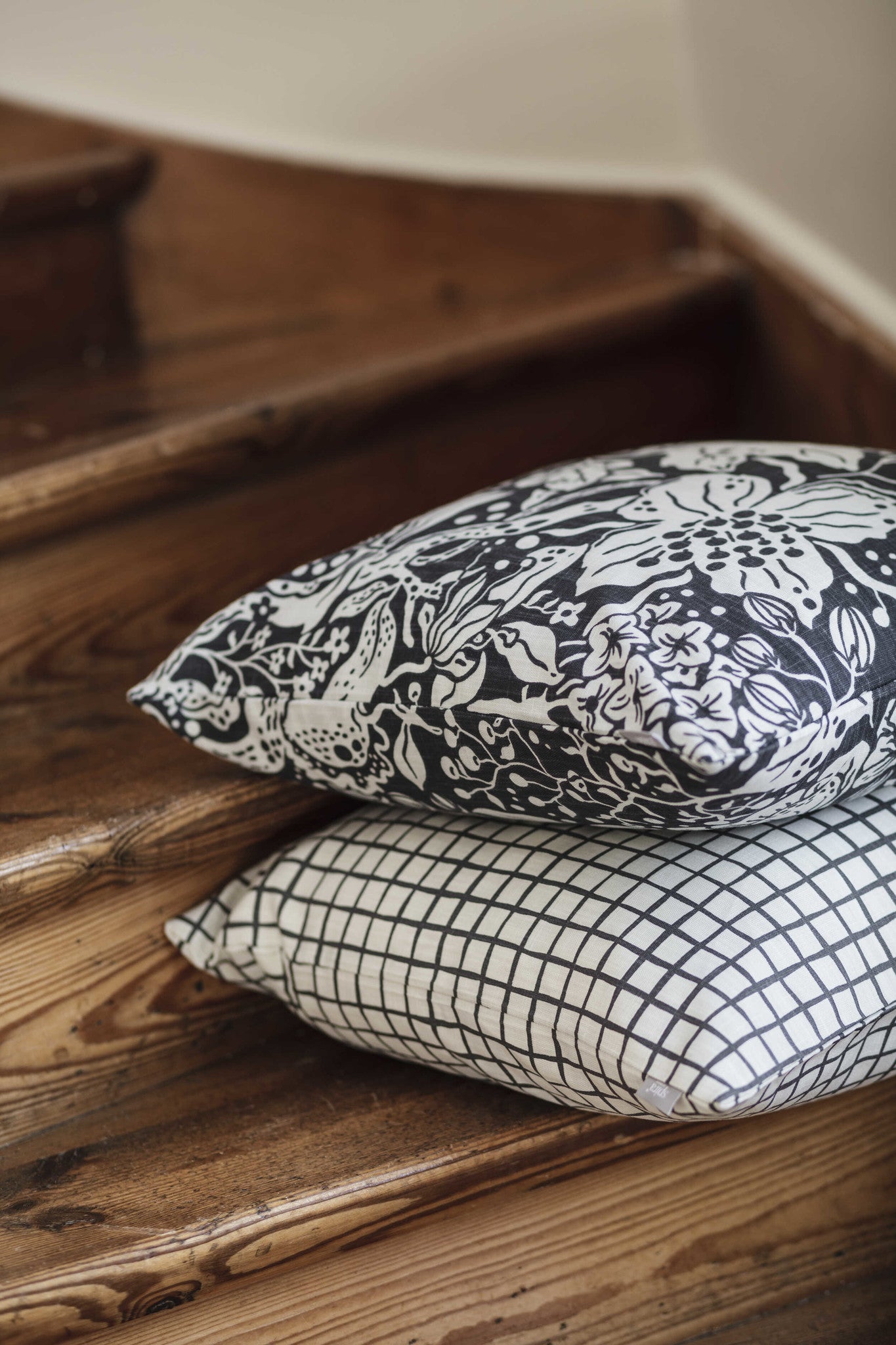 ÄPPELPÄPPEL Cushion Cover asfalt 50